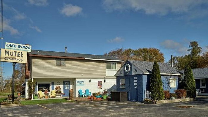 Lakewinds Motel (Lake Winds Motel, Reiferts Colonial Tourist Court)) - Postcard